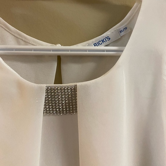 Beautiful white top with a bit of sparkle - Picture 2 of 4